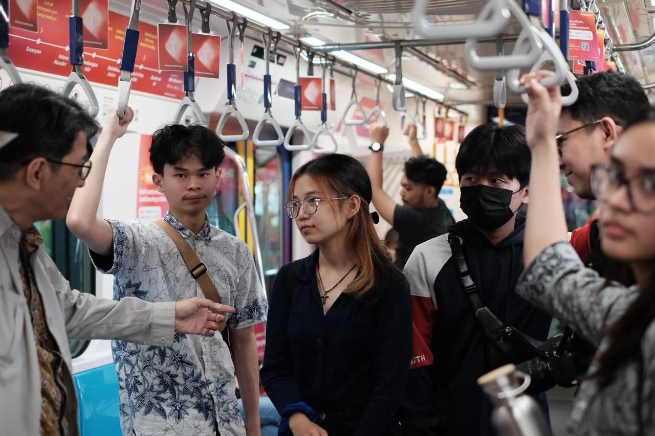 Mahasiswa Arsitektur Lakukan Survei Transportasi Publik Jakarta untuk Proyek Desain Stasiun Antar Moda